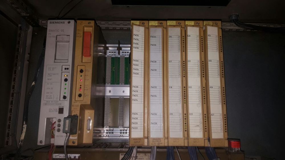 Rack de PLC con módulos de entradas y salidas