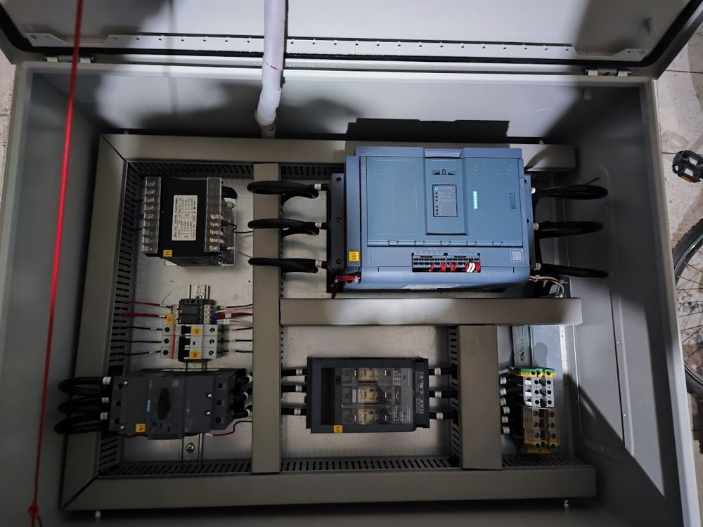 Tablero eléctrico de fuerza con interruptores y variador