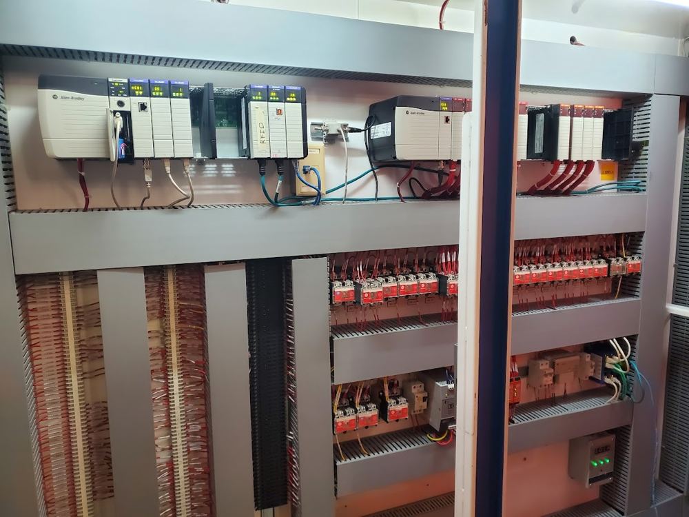 Tablero de control con PLC armado por ESITEC