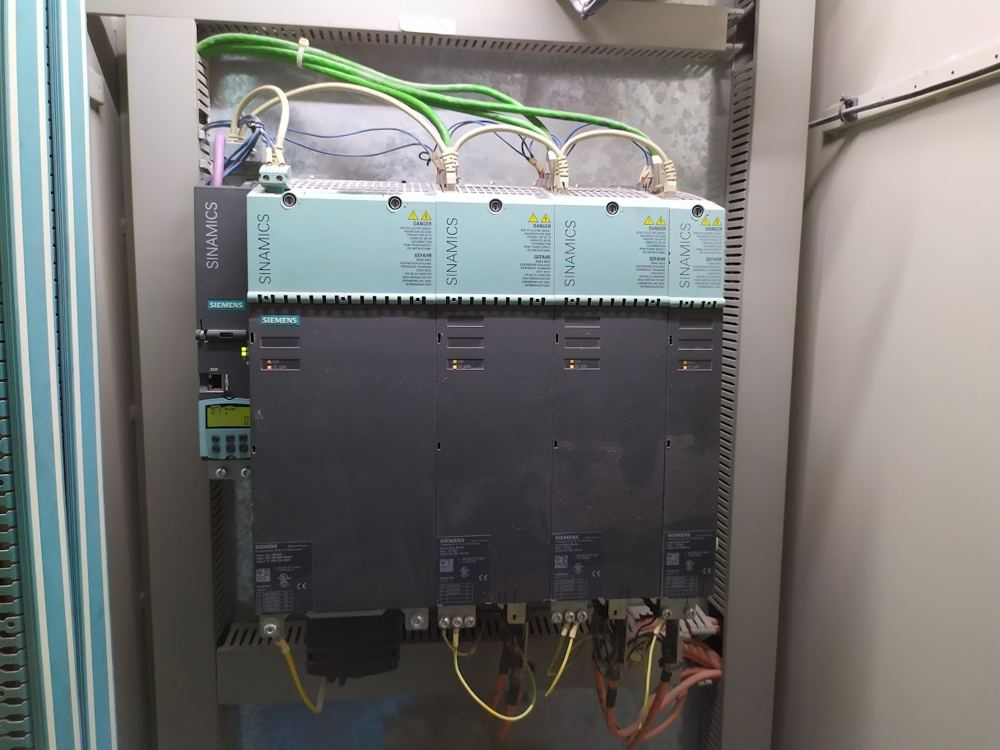 Variadores de frecuencia instalados en gabinete